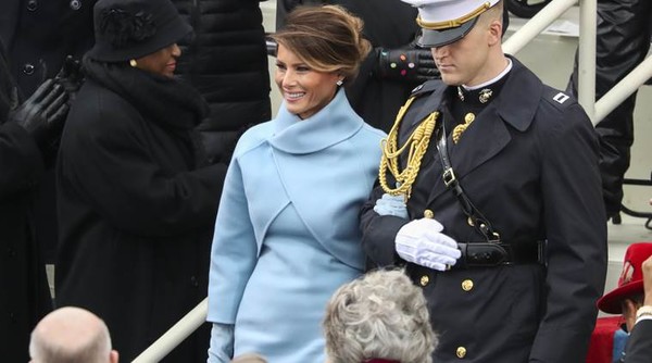 2017년 미 해병대원의 에스코트를 받으며 남편의 취임식에 입장하는 멜라니아 여사. (AP/연합뉴스)