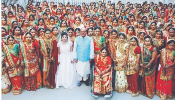 2017년 인도의 다이아몬드 재벌 마헤시 사바니(앞줄 가운데)가 인도 서부 구자라트주 수라트시에서 결혼식을 후원한 신부 251명과 기념사진을 찍었다. 신부는 모두 아버지가 없는 가난한 여성들인데 인도에서는 결혼식을 성대하게 여는 풍습이 있어 가난한 여성들은 결혼하기 어렵다. (AP/연합뉴스)