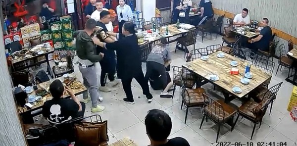 중국 탕산시에서 발생한 여성 집단 폭행사건 CCTV 영상.(웨이보)
