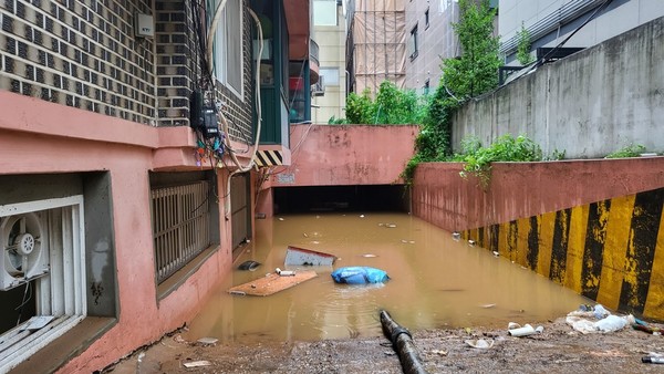 이번 폭우로 물에 잠긴 서울 관악구 반지하 건물. (연합뉴스)