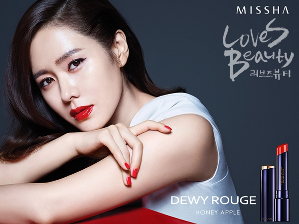 역시 여신이야~' 손예진, 매혹적인 가을 립 메이크업 화보 < 패션‧뷰티 < 유통 < 기사본문 - 우먼타임스