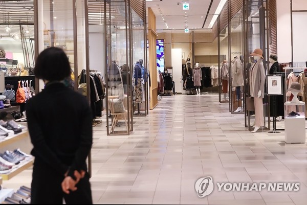 한 쇼핑몰의 얼어붙은 의류 매장. (연합뉴스)