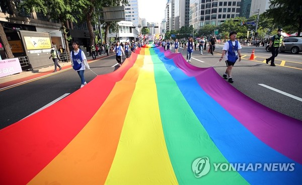 지난해 6월 서울퀴어문화축제 참가자들이 퍼레이드를 하고 있다.(연합뉴스)