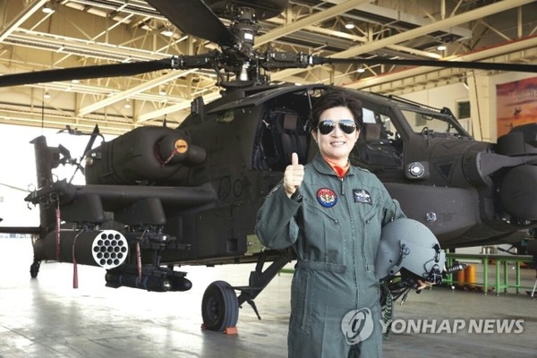  육군 항공작전사령부 근무 시절 AH-64E 앞에서 포즈를 취한 강선영 장군. (연합뉴스)