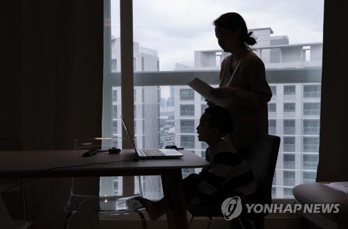가족돌봄휴가로 아이를 돌보는 엄마. (연합뉴스)