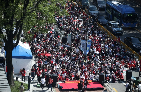 2018년 5월 서울 혜화역에서 열린 '불법촬영 성 편파수사 규탄시위'. 여성들만 수만 명이 참석했다. (연합뉴스)