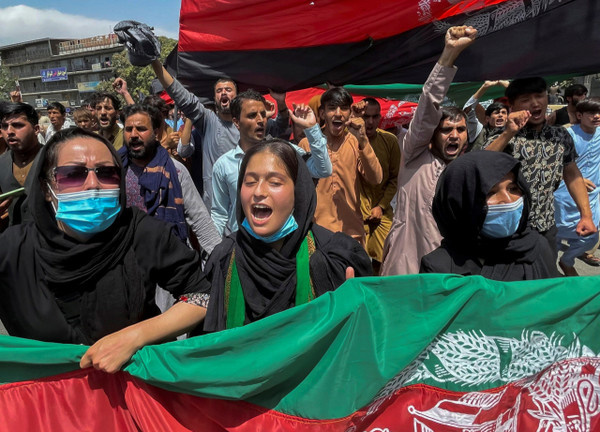 아프가니스탄의 독립기념일인 지난 19일 수도 카불에서 여성들이 국기를 들고 시위대를 이끌고 있다. (로이터/연합뉴스)
