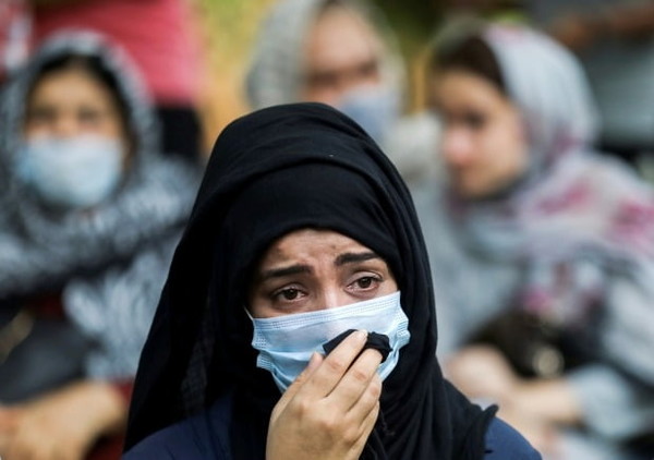 인도 수도 뉴델리에서 18일 한 아프가니스탄 여성이 국제사회가 나서서 자국 난민을 도와달라고 호소하며 울먹이고 있다. (로이터/연합뉴스)