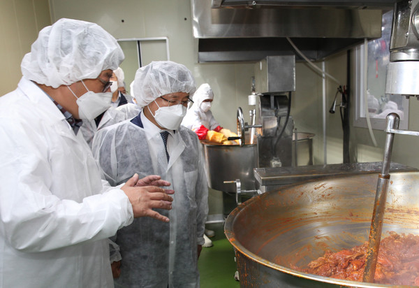 NS홈쇼핑이 추석을 앞두고 식품 품질 안전 점검을 위해 공장 현장 방문에 나섰다. [사진=NS홈쇼핑]