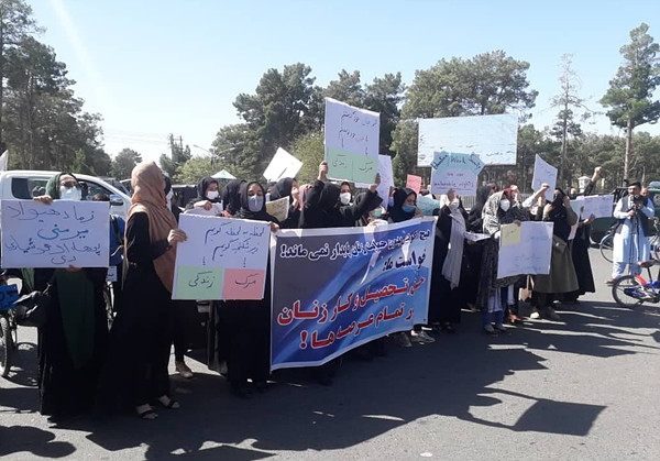 수십 명의 아프간 여성들이 2일 탈레반을 상대로 시위를 했다. [사진=톨로뉴스 트위터]