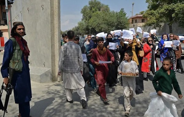 아프가니스탄 여성들이 3일 수도 카불에서 여성의 인권 보장을 요구하는 시위를 벌이고 있다. (AFP/연합뉴스)