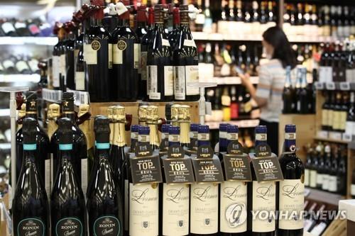 코로나19로 인한 혼술족 증가로 와인 수입 규모가 맥주 규모를  크게 앞질렀다. (사진=연합뉴스)