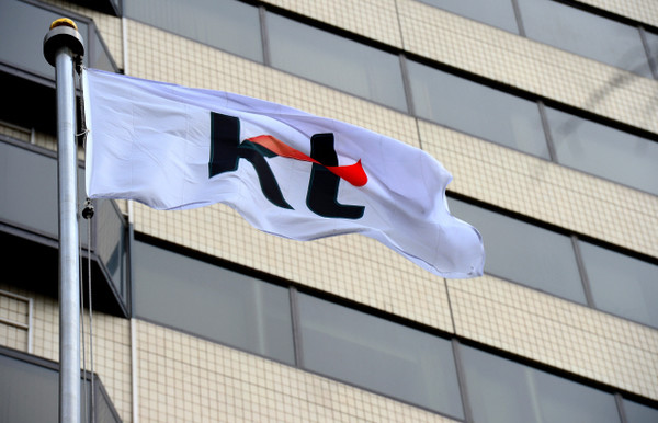 광화문 사옥에 걸려있는 KT 깃발이 바람에 나부끼고 있다. [사진=연합뉴스] 