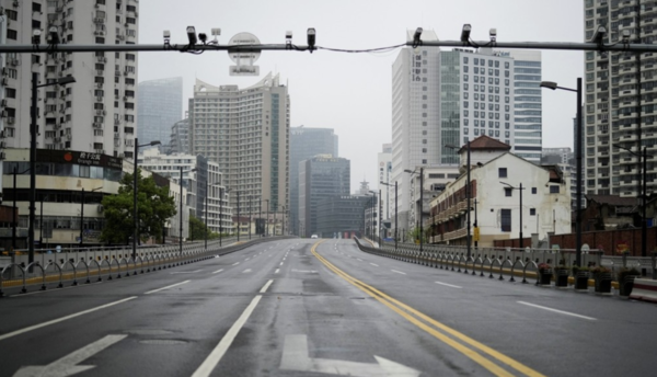 상하이의 한 도로가 코로나19 봉쇄 여파로 텅 비어 있다.  (연합뉴스)