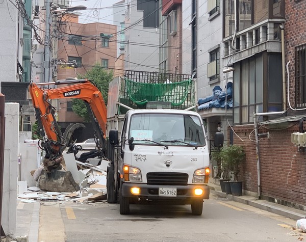 서울 관악구 수해복구차량이 집중호우로 피해를 입은 신림동 일대를 복구하고 있다. (우먼타임스)