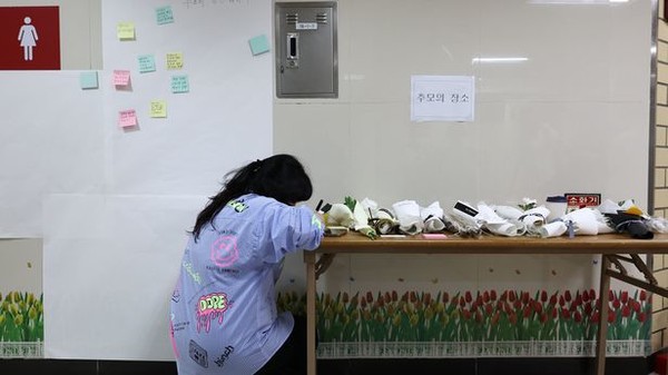 사건 현장인 서울 지하철 2호선 신당역 여자화장실 입구에 피해자 추모공간이 만들어졌다. (연합뉴스)