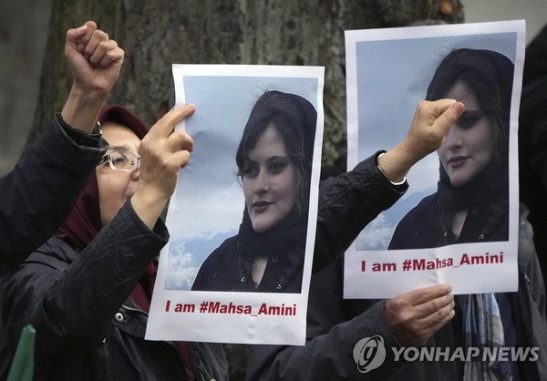 20일 독일에서 열린 '히잡 미착용 여성 의문사' 진상조사 촉구 시위. (AP/연합뉴스)