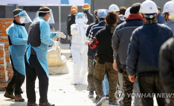 코로나19 검사를 기다리고 있는 외국인 노동자들(연합뉴스)