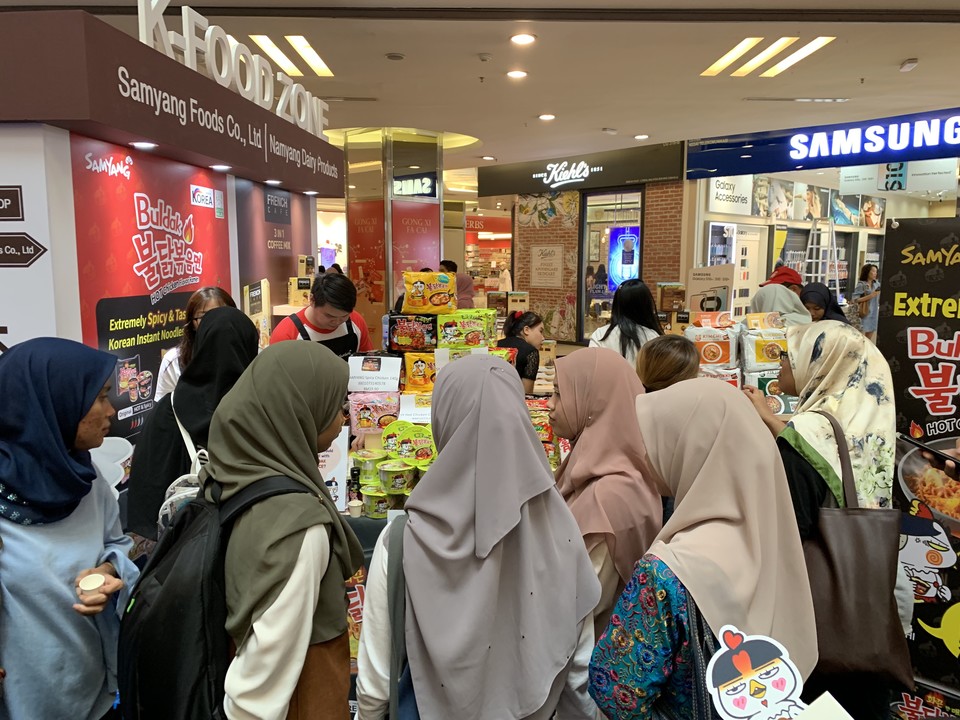 무슬림 인구가 증가하면서 할랄 식품에 대한 수요도 증가하고 있다. 2019년 말레이시아에서 열렸던 한류할랄전시회 현장. (삼양식품)