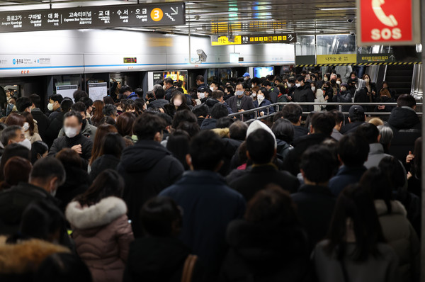 지난 12월 1일 서울 지하철 3-4호선 충무로역 승강장에서 시민들이 지하철을 기다리는 모습. 독자 이해를 돕기 위한 이미지로 사진 속 장소와 등장인물 등은 기사 특정 내용과 관계없음. (연합뉴스)