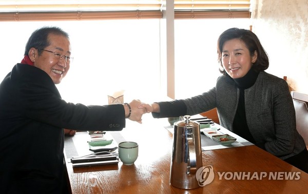 2021년 1월 12일 서울 마포구 한 식당에서 만나 악수하는 나경원 전 의원과 홍준표 의원. 두 사람은 사이가 좋지 않다. (연합뉴스) 
