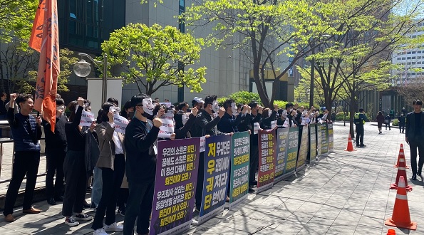 3일 동양생명 노조는 동양생명 본사 앞에서 저우궈단 대표 퇴진 운동을 진행했다. (우먼타임스)