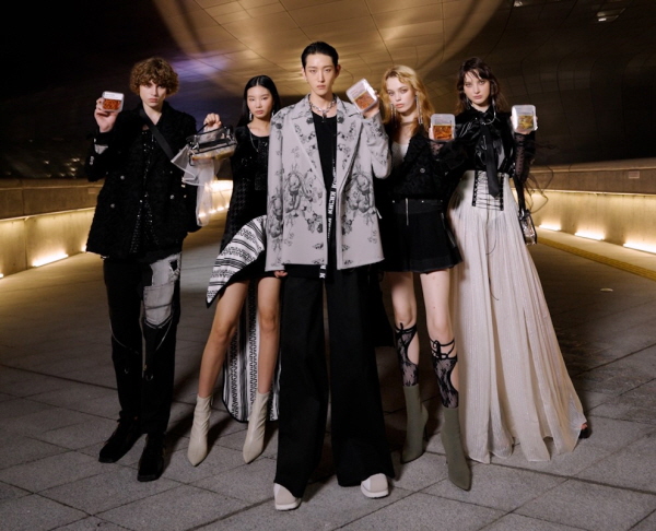 이마트24와 곽현주컬렉션이 기획한 패션쇼에서 모델들이 이마트24의 슈퍼키친 즉석 반찬 상품을 들고 포즈를 취하고 있다.(이마트24)