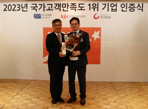 (왼쪽부터) 안완기 한국생산성본부 회장, 박윤기 롯데칠성음료 대표이사. (롯데칠성음료)