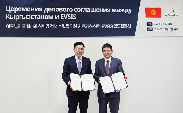 오영식 EVSIS 대표이사(왼쪽)와 카낫 아브드라흐니호프 키르기즈공화국 경제상무부 차관이 전기차 충전 산업 MOU를 체결하고 기념 촬영을 하고 있다.(롯데정보통신)