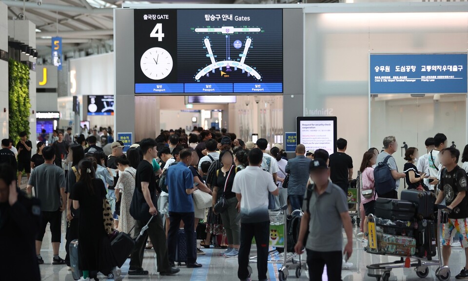 지난 8월 인천국제공항 제1터미널이 이용객으로 붐비고 있는 모습. (연합뉴스)