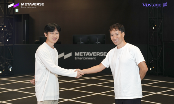 업스테이지 20일 메타버스엔터테인먼트와 ‘페르소나 AI 공동 개발을 위한 협약’을 맺었다. 김성훈 업스테이지 대표(오른쪽)와 서우원 메타버스엔터테인먼트 대표가 기념촬영을 하고 있다.(업스테이지)