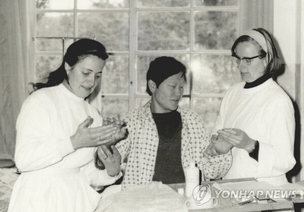 젊은 시절 소록도에서 봉사하는 마가렛(왼쪽)·마리안느 간호사. (고흥군 제공, 연합뉴스)