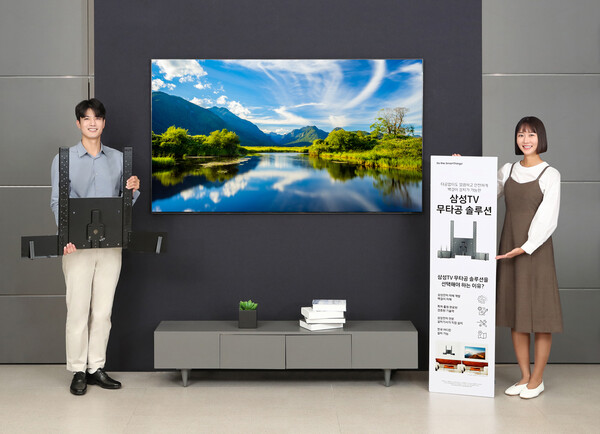 타공 없이 깔끔하고 안전하게 TV 벽걸이 설치가 가능한 삼성TV 무타공 솔루션. (삼성전자)
