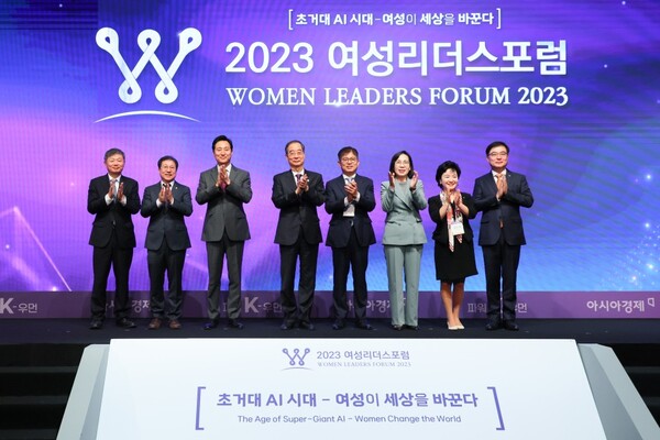한덕수 국무총리가 24일 서울 롯데호텔에서 열린 ‘제12회 여성 리더스포럼’에 참가해 관계자들과 자리를 함께 했다. (총리실)