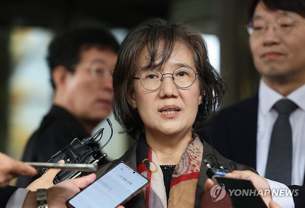 26일 대법원에서 무죄가 확정된 후 기자들 질문에 답하는 박유하 교수. (연합뉴스)