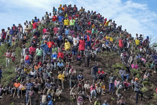 20일 아프리카 케냐 카카메가 카바라에서 투우 경기를 관람하는 많은 시민들. (AP/연합뉴스)