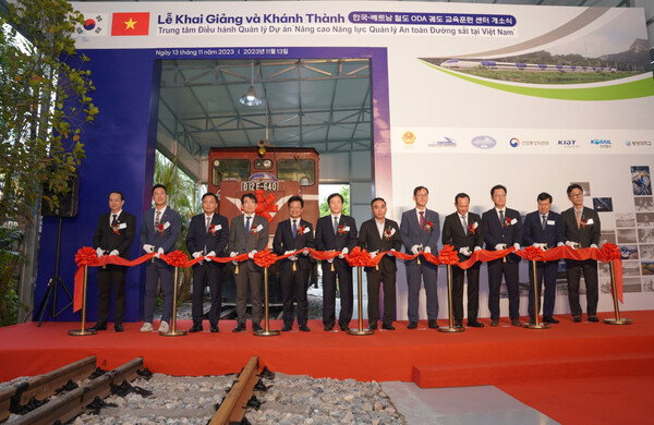 한국철도공사가 13일 오전 베트남철도대학(VRC)에서 ‘베트남 궤도 교육훈련 거점센터 개소식’을 열었다. (코레일)