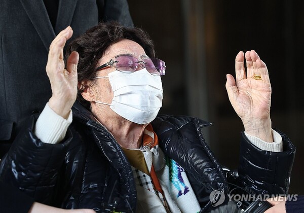 이용수 할머니가 23일 서울고등법원 법정을 나오며 만세를 부르고 있다. (연합뉴스)