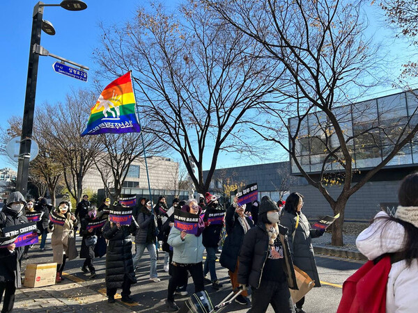 친족성폭력 생존자들과 연대하는 시민단체들이 '세계 여성폭력 추방의 날'인 25일 서울 종로 보신각 앞에서 친족성폭력 피해자 생존기념축제를 열고 있다. (한국성폭력상담소 제공)