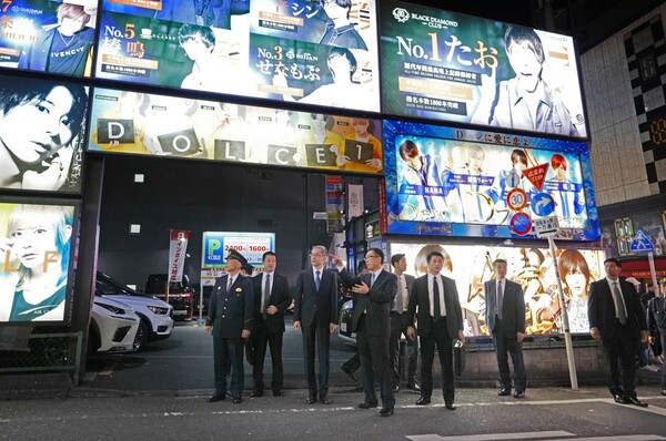 쓰유키 야스히로 일본 경찰청장 일행이 지난달 27일 밤 도쿄 가부키초의 호스트클럽 밀집 거리를 시찰하고 있다. (연합뉴스)