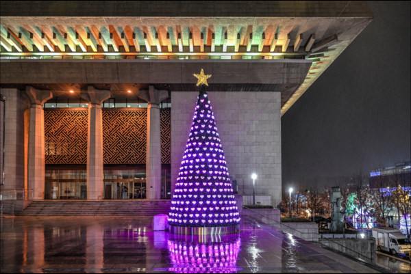 아모레퍼시픽재단이 화장품 공병으로 만든 크리스마스 트리 ‘희망의 빛 1332’. (아모레퍼시픽)