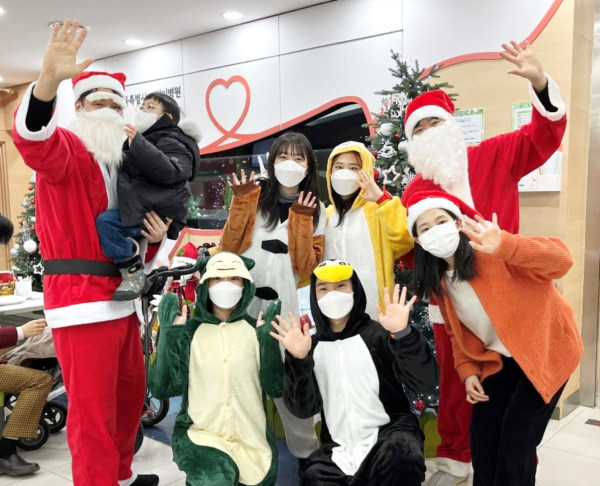 HK이노엔은 지난 21일 서울특별시 어린이병원 환아들에게 특별한 선물을 증정하는 ‘몰래 온 산타’ 캠페인을 진행했다. (HK이노엔)