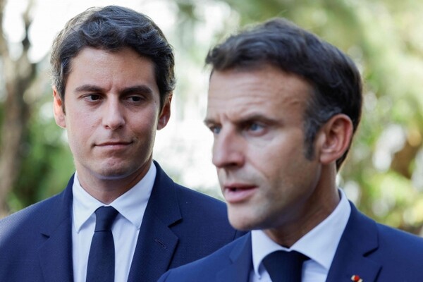 가브리엘 아탈(왼쪽) 신임 총리와 에나뉘엘 마크롱(오른쪽) 프랑스 대통령. (AFP/연합뉴스)