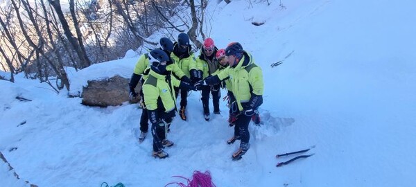  산악구조팀원들이 암벽 구조훈련에 앞서 의지를 다지고 있다. (국립공원공단)