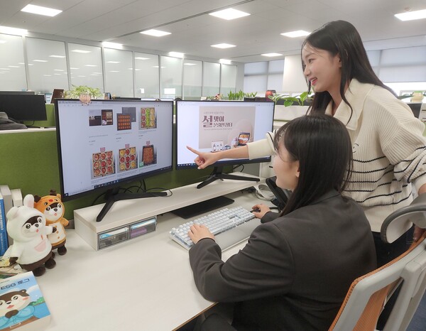 29일 삼성전자 직원들이 온라인 장터에서 상품을 구매하는 모습.(삼성)