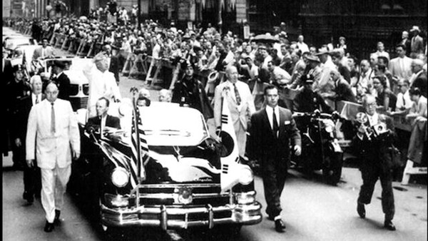 이승만 전 대통령이 1954년 미국을 국빈 방문해 뉴욕에서 카퍼레이드를 하고 있다. ‘건국전쟁’ 마지막 장면이다. (다큐스토리 제공)