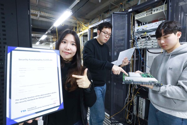 LG유플러스는 양자통신암호화 기능이 적용된 광전송장비가 국내 최초로 국가정보원의 보안검증제도를 거쳐 한국정보통신기술협회(TTA)로부터 ‘보안기능확인서’를 획득했다고 20일 밝혔다. LG유플러스 직원이 한국정보통신기술협회 보안기능확인서를 소개하는 모습.(LG유플러스)