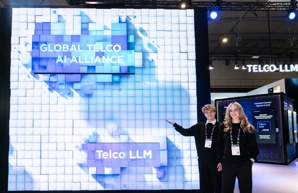 SK텔레콤은 26일(현지시각) 스페인 바르셀로나에서 열리는 MWC24에서 유럽, 중동, 아시아의 대표 통신사 최고 경영진들과 만나 인공지능(AI) 기술 공동 개발 및 사업 협력을 수행할 합작법인(Joint Venture)을 설립하겠다고 밝혔다.(SK텔레콤)