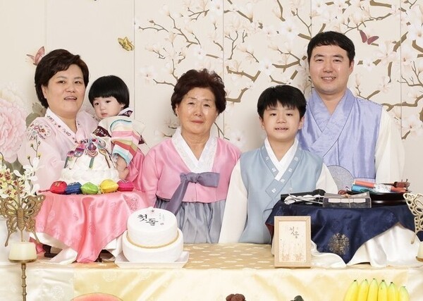 5명에게 새 생명을 주고 떠난 이하진씨(왼쪽) 가족. (한국장기조직기증원 제공)