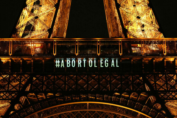 프랑스 양원이 낙태 자유를 명시한 헌법 개정안을 통과시키자 파리 에펠탑이 불을 밝히고 이를 축하하는 메시지를 내보냈다. (로이터/연합뉴스)